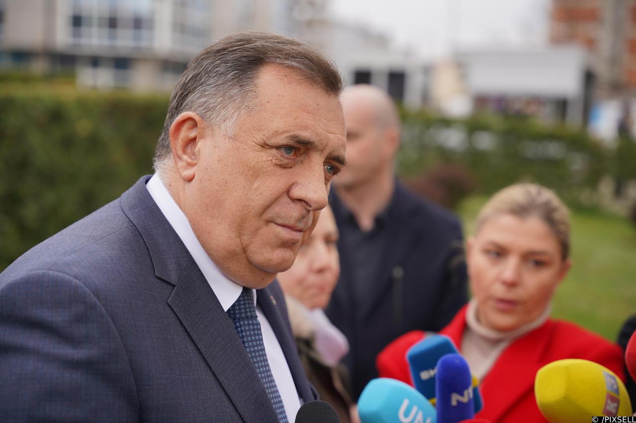 Milorad Dodik glasao je u Generalnom konzulatu Srbije u Banja Luci za predsjedničke i parlamentarne izbore u Srbiji