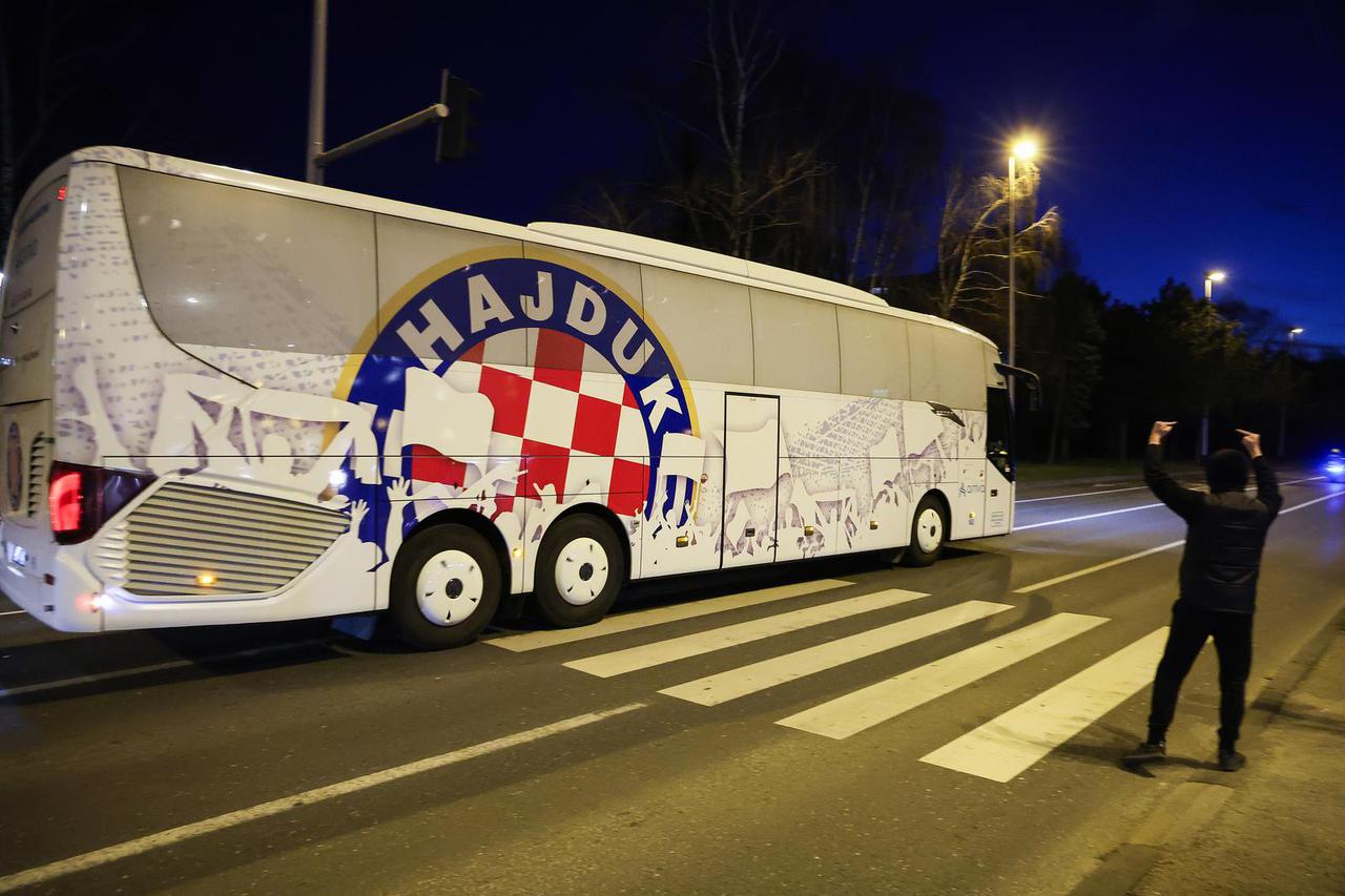 Zagreb: Odlazak igrača i navijača Hajduka pod pratnjom policije nakon utakmice s Dinamom
