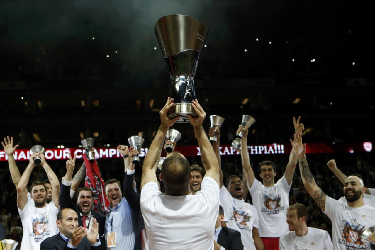 'Olympiakos\' Vassilis Spanoulis raises the trophy after winning the Euroleague Basketball Final Four final game against Real Madrid at the O2 Arena in London May 12, 2013.   REUTERS/Suzanne Plunkett 