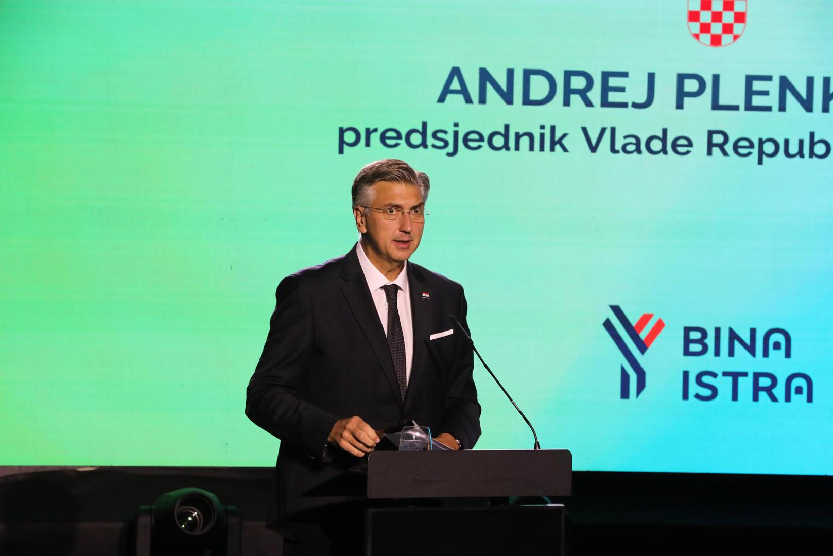 "Kad se to sve završi, zaključit ćemo ogroman ciklus višedesetljetne cestogradnje. To činimo kako bismo ostvarili ravnomjeran regionalni razvoj svih krajeva Hrvatske, a to je jedna od ključnih politika naše Vlade proteklih devet godina", istaknuo je Plenković.