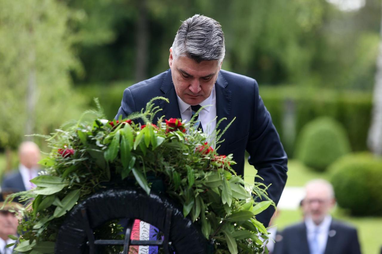 Zagreb: Državni vrh položio vijence na grobnici za neidentificirane žrtve iz Domovinskog rata