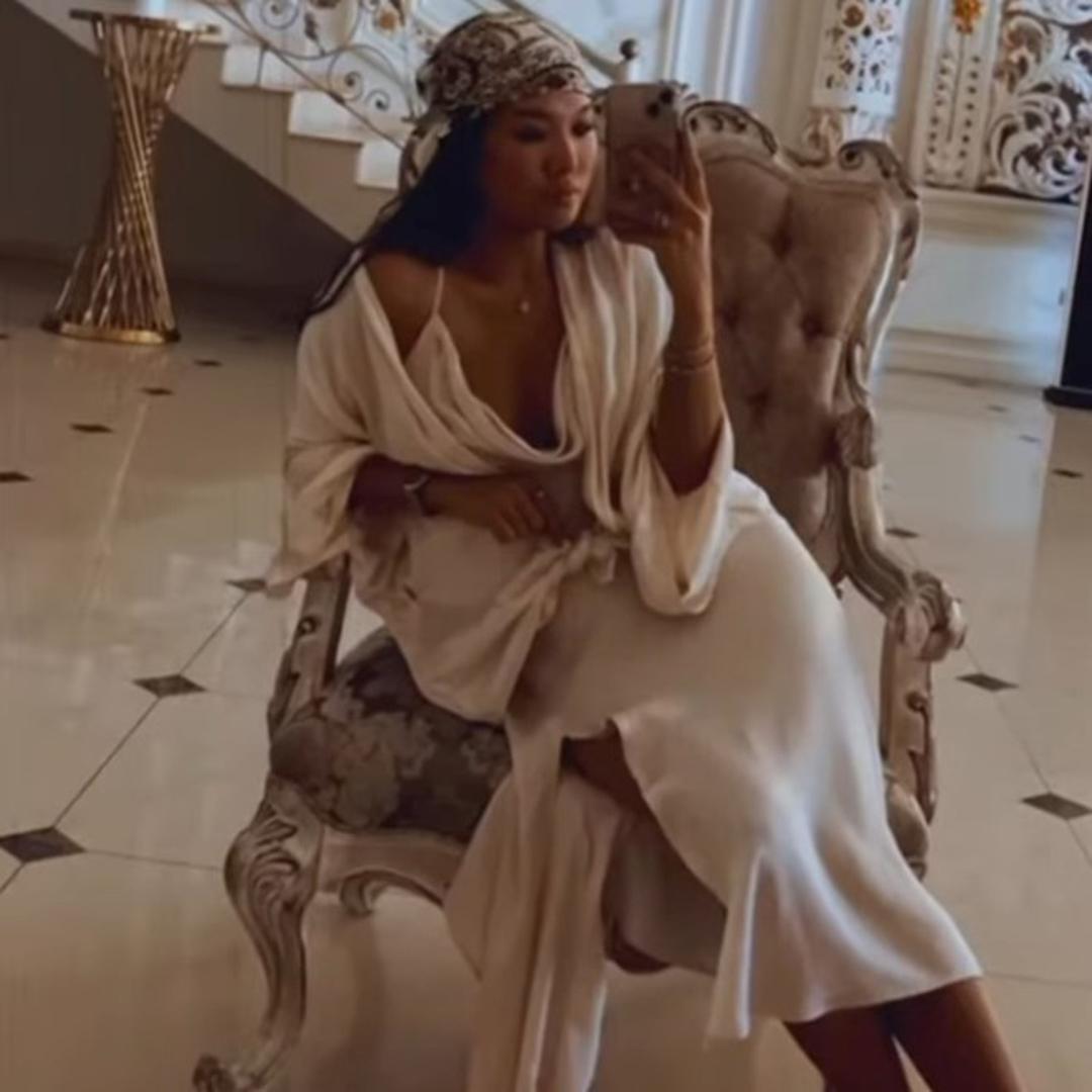 Iako se u središtu pažnje našao njezin izgled, Rabayeva ostaje posvećena sinovoj karijeri i redovito ga javno podržava.