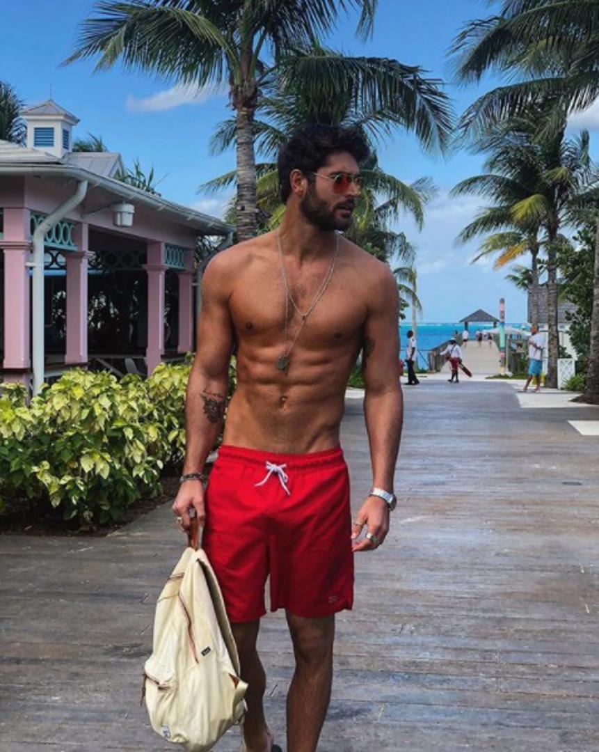 Popularnog manekena koji se bavi i glumom na Instagramu prati 6,7 milijuna obožavatelja, Često ih uveseljava svojim golišavim fotografijama. 