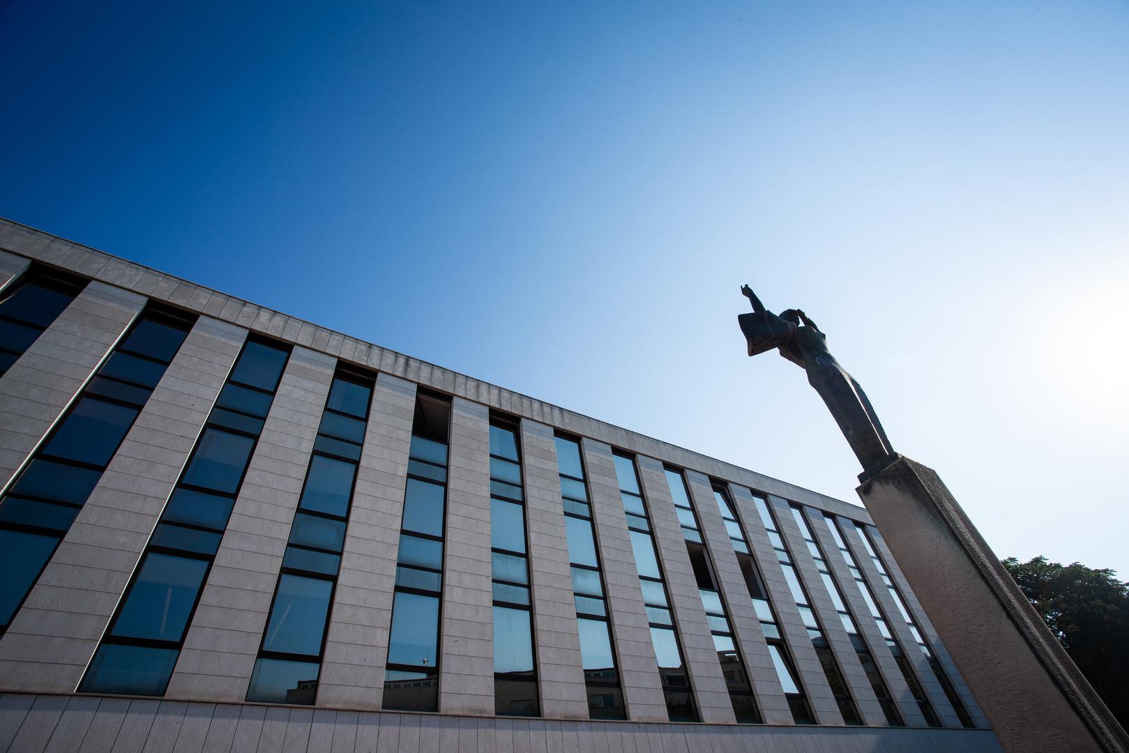 12.08.2020., Split - Policijske snage osiguravaju prostor oko Zupanijskog suda u Splitu na kojem je jutros zapocelo sudenje Filipu Zavadlavu (25), optuzenomu za trostruko tesko ubojstvo u Splitu pocetkom ove godine.Photo: Milan Sabic/PIXSELL