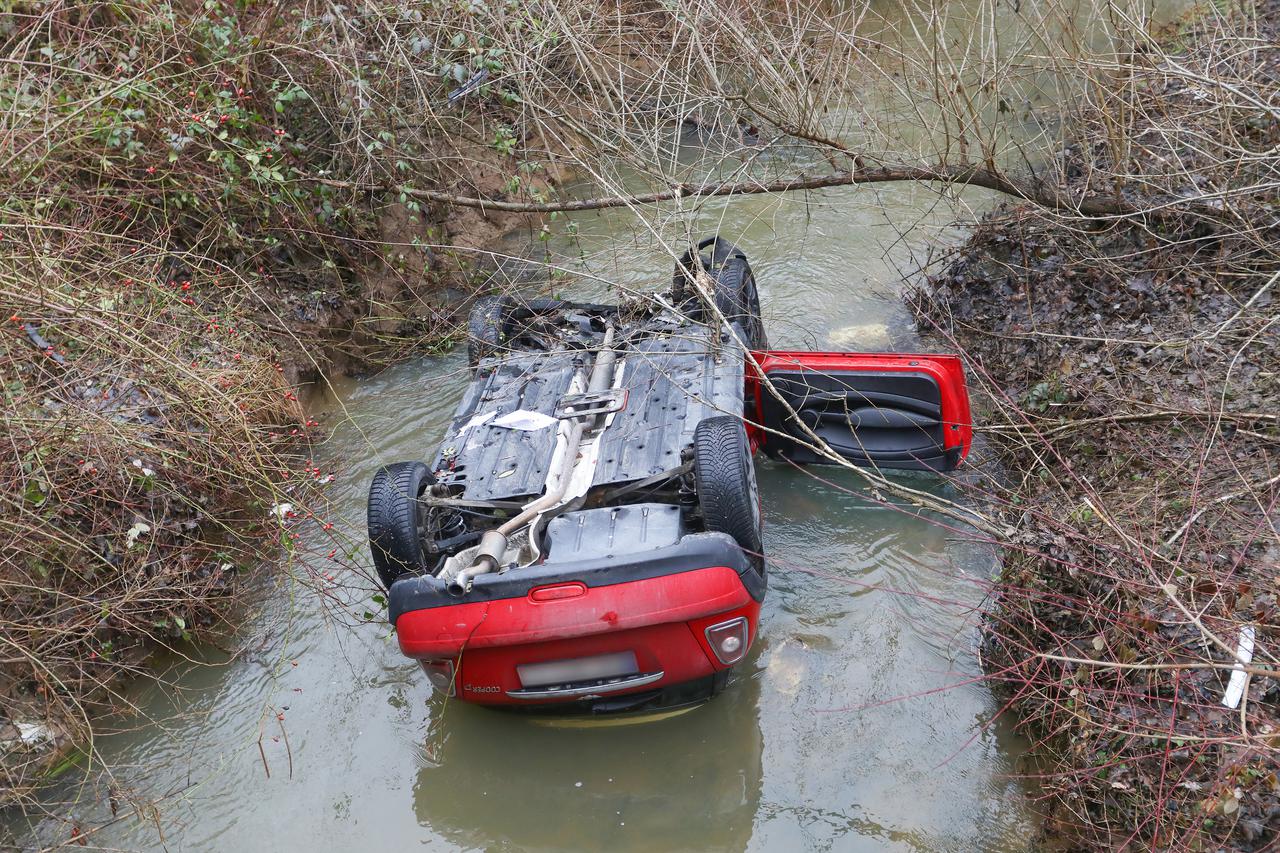 Karlovac: U slijetanju automobila smrtno stradala jedna osoba