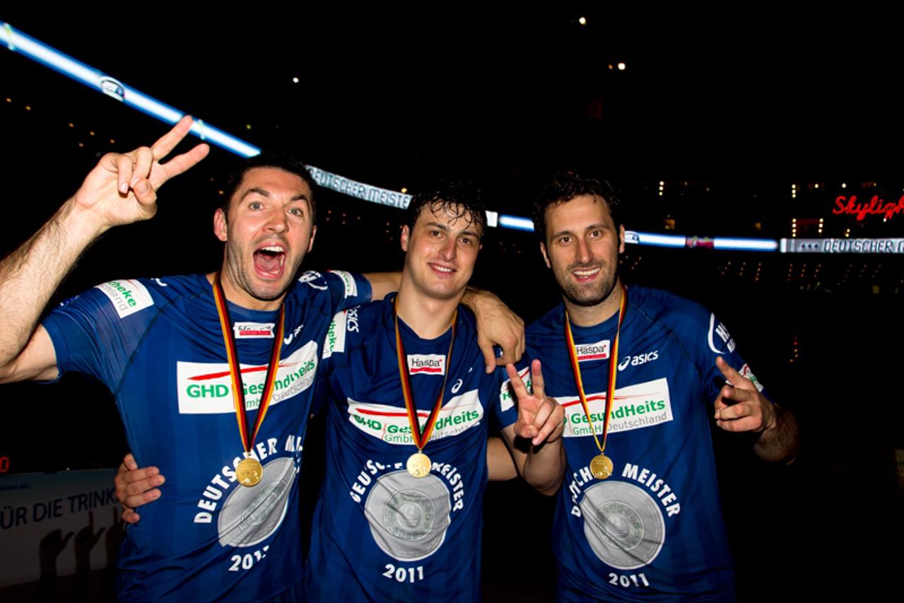 'Blazenko Lackovic Domagoj Duvnjak  und Igor Vori in der o2 World nach dem Sieg des HSV Handball über den TBV Lemgo 1911 am ersten Juni 2011 in Hamburg'