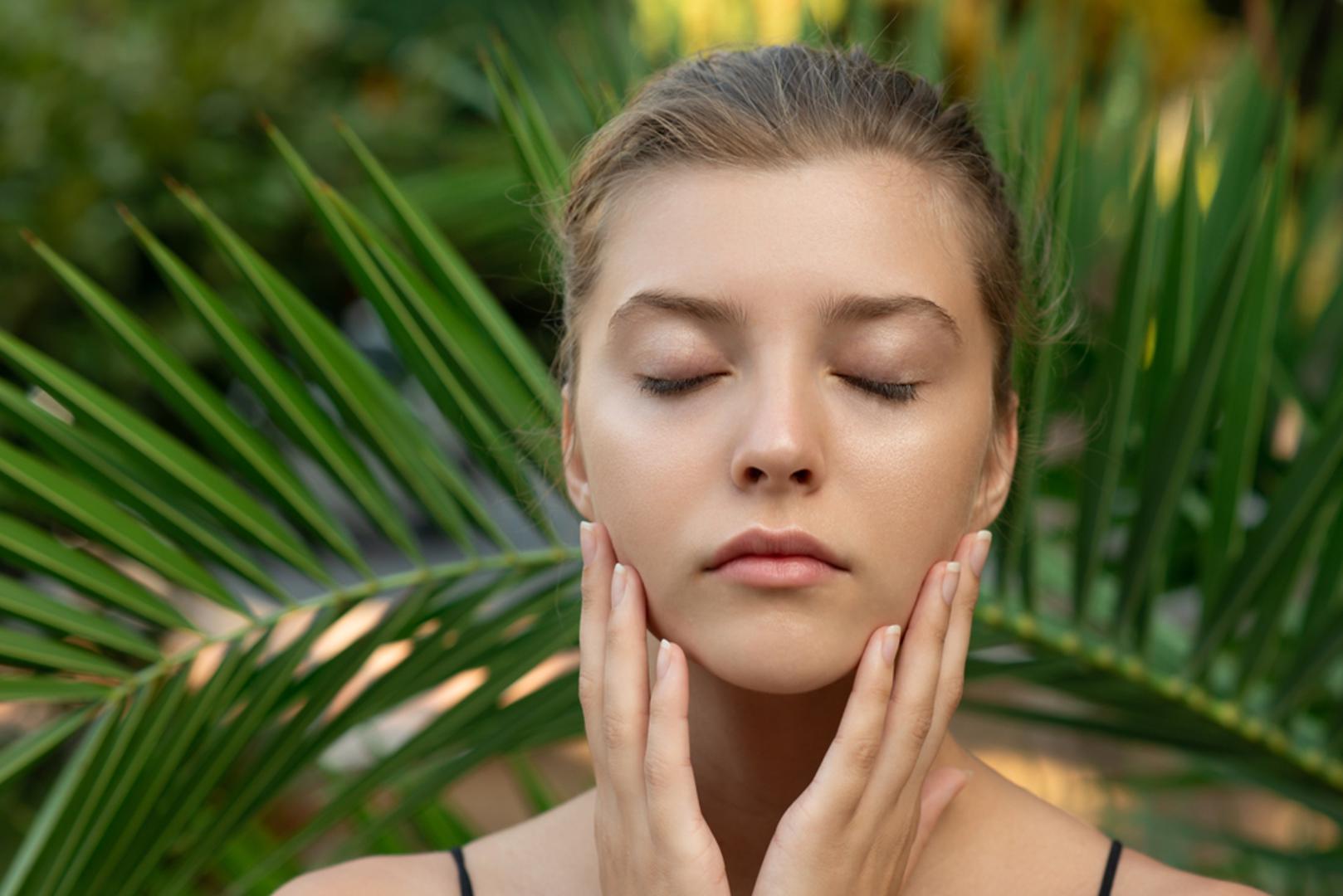 Zatezanje nakon umivanja: Ako osjećate da vam se lice zateže odmah nakon čišćenja, to je jedan od najčešćih znakova da je zaštitna barijera oslabljena i da koži fali vode. Često se javlja kod korištenja preagresivnih gelova, pretople vode ili prečestog pranja lica. Rješenje počinje blažim čistačem i nanošenjem hidratantnog proizvoda dok je koža još lagano vlažna.