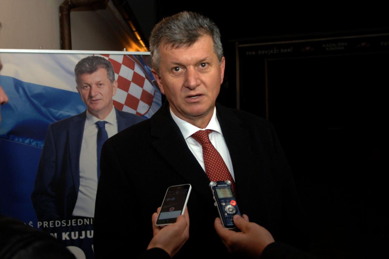 08.12.2014., Pozega - Predsjednicki kandidat Milan Kujundzic odrzao je predizborni skup u Pozegi. Predstavio je izborni program Nova Hrvatska, a uvjeren je da ce u drugom krugu pobjediti Ivu Josipovica. 