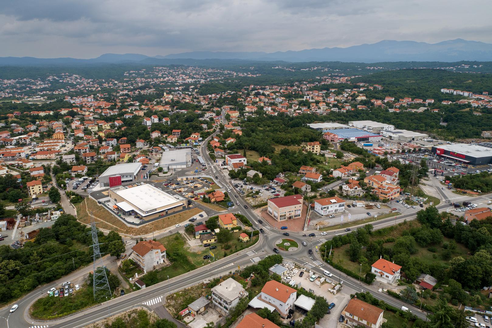 Mještani uživaju u prirodi, poput pješačenja Lončevom Grižom, dok općina ulaže u obnovu infrastrukture, uključujući asfaltiranje i saniranje otpada. Također, organizira tečajeve za trudnice, akcije čišćenja, a stipendiraju i studente i učenike.