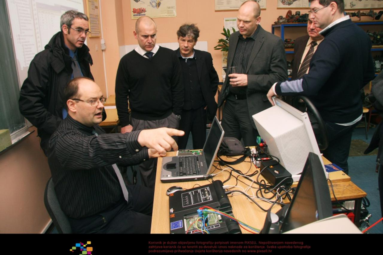 '18.11.2011. Karlovac - Zavrsna konferencija o projektu E-learning u automehanici. U praktikumu automehanike sudionici konferencije upoznali su se sa najnovijom opremom koja je Tehnicka skola kupila s