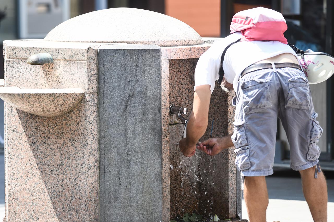 Vrhunac toplinskog vala stigao je u Zagreb pa je hidratacija postala neizostavna građanima kao i njihovim ljubimcima