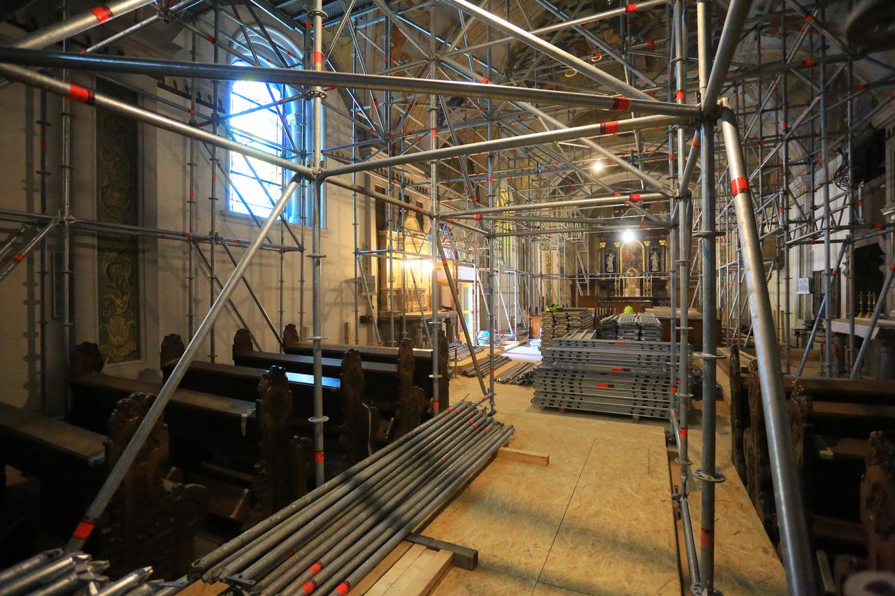 Karlovac: Postavljene skele unutar crkve Presvetog Trojstva kako bi mogla početi sanacija