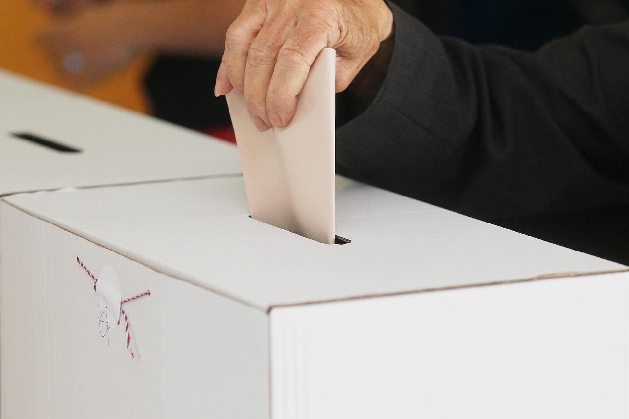 Zagreb: Gra?ani izlaze na birališta izabrati svoje zastupnike u Europski parlament