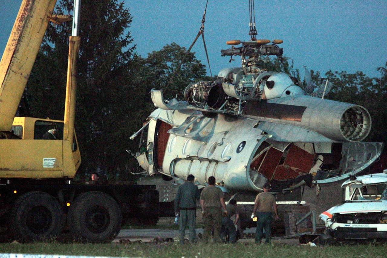 12.07.2007., Vukovar - Premjestanje vojnog helikoptera Mi-8 koji se srusio pri polijetanju iz vukovarske vojarne. U padu helikoptera poginulo je troje ljudi, a uzroci pada se jos istazuju. 