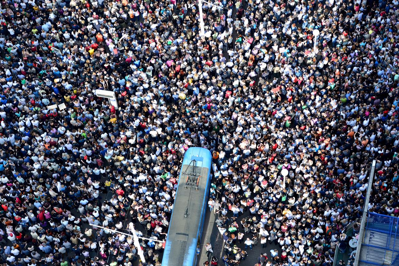 1.6.2016.,Zagreb -  Prosvjed podrske Cjelovitoj kurikularnoj reformi na Trgu bana Josipa Jelacica u organizaciji inicijative Hrvatska moze bolje koja okuplja vise od 250 razlicitih udruga, sindikata, ucitelje i uciteljice te pojedince. Prosvjedom zele pos