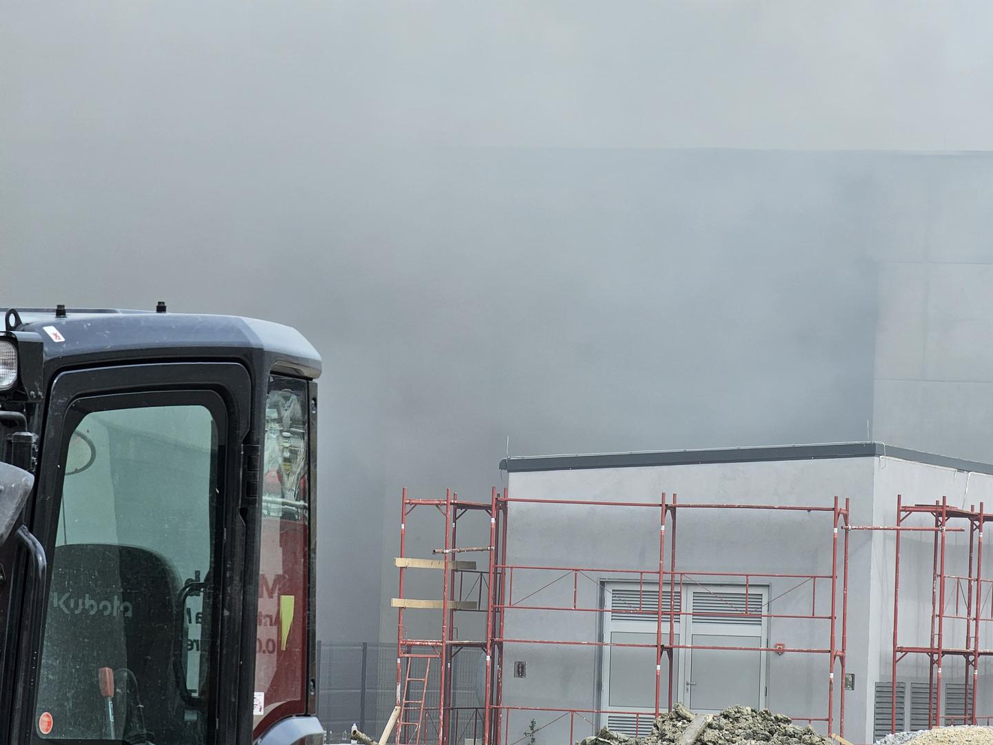  Jedan dio zgrade krovišta se urušio gdje su bile najveće izgarane topline, znači gdje je najveća toplinska masa. Na početku je izmjerena temperatura bila 1600 stupnjeva, sa udaljenosti od 50 metara", rekao je vatrogasni zapovjednik Barun.