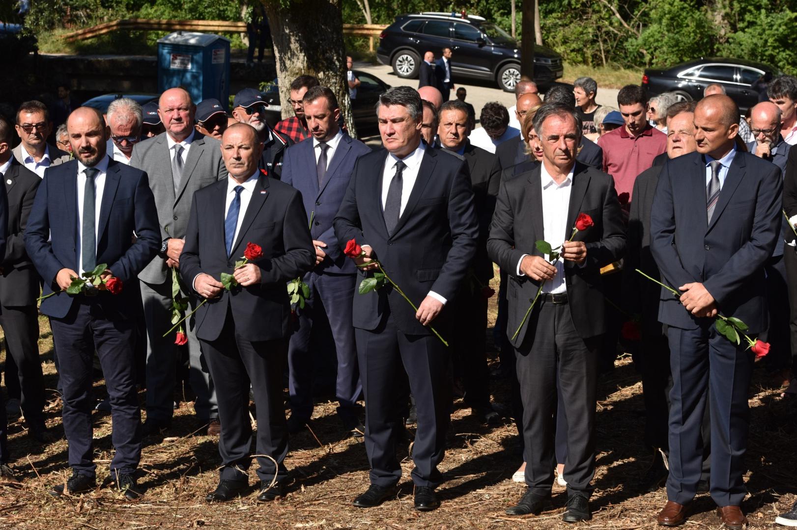 25.08.2020., Plavno - U organizaciji Srpskog narodnog vijeca u Plavnom i Gruborima organizirana komemoracija za civilne zrtve rata ubijene nakon Vojno-redarstvana akcije Oluja. Potpredsjednik Vlade za drustvene djelatnosti i ljudska prava Boris Milosevic, potpredsjednik Vlade i ministar branitelja Tomo Medved, predsjednik RH Zoran Milanovic, saborski zastupnik Milorad PupovacPhoto: Hrvoje Jelavic/PIXSELL