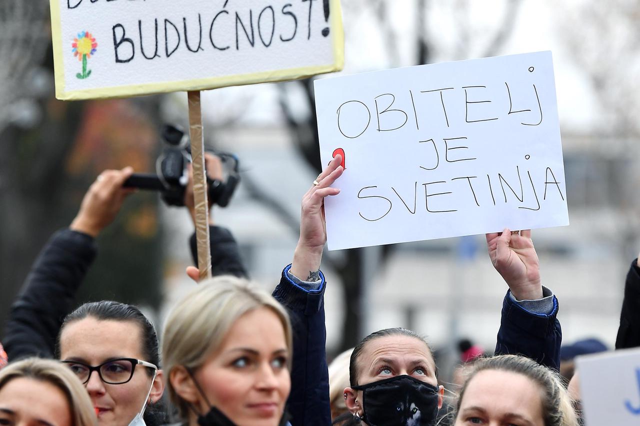 Zagreb: Prosvjed ispred Gradskog poglavarstva zbog ukidanja mjere roditelj odgojitelj