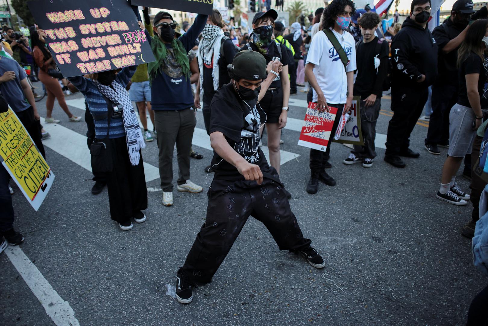 Trump u subotu nije komentirao prosvjede, a ranije ovaj tjedan samo je kratko rekao televiziji Fox da "nije kralj". Na skupovima je bilo prisutno i nekoliko uglednih američkih ljevičara poput Bernieja Sandersa i vođe demokrata u Senatu Chucka Schumera.