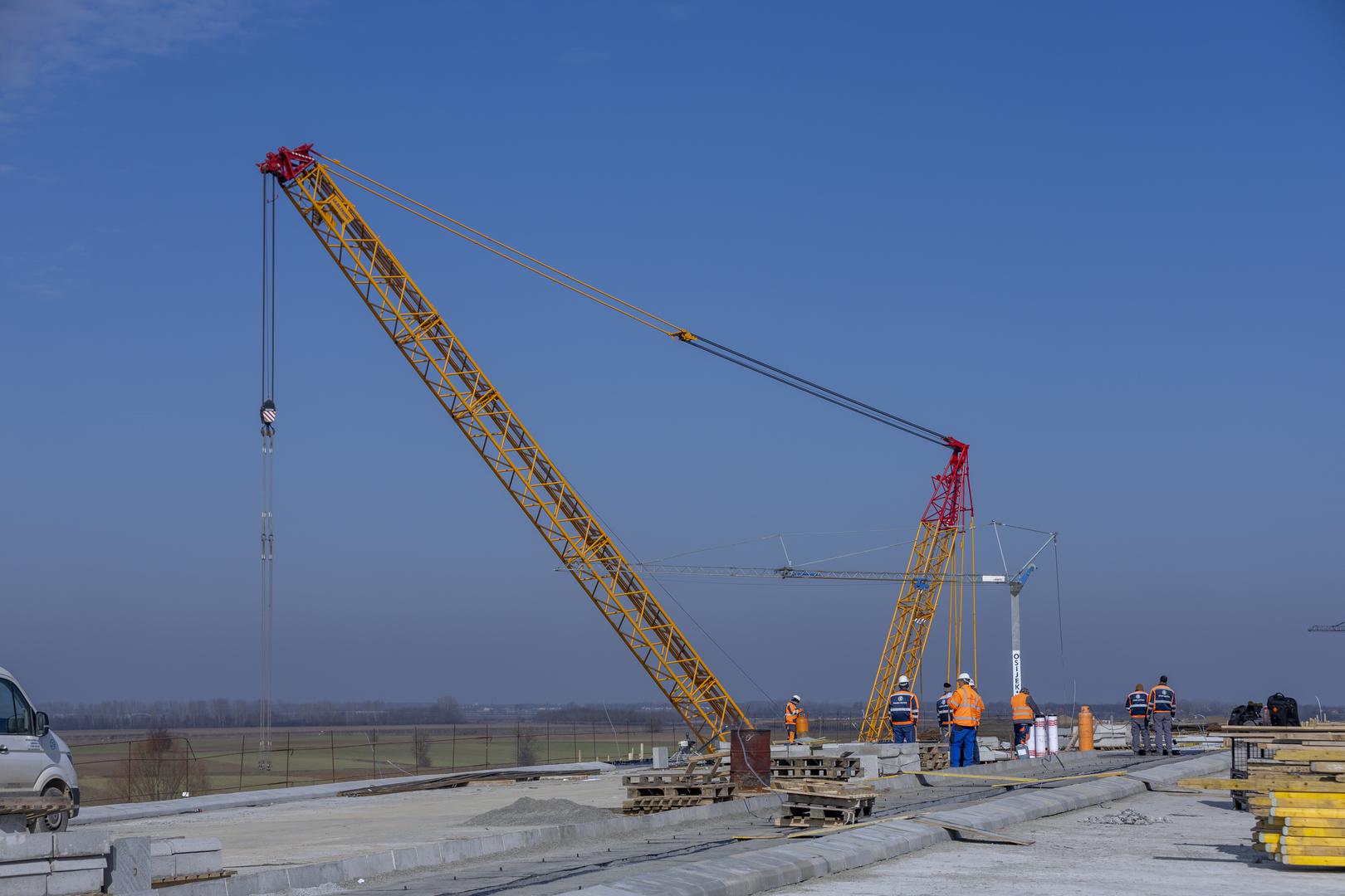 Radovi su u završnoj fazi, a projekt vrijedan 46 milijuna eura u potpunosti financira Europska banka za obnovu i razvoj putem posebnog zajma. - Na dionici je osam objekata, među kojima su dva nadvožnjaka preko autoceste te tri objekta unutar trase. Najveći izazov predstavlja vijadukt Karašica, dug 318 metara, dok su nasipi na pojedinim dijelovima visoki do 14 metara. Ugrađeno je oko 600 tisuća kubika nasipa - rekao je nadzorni inženjer Marko Dujmović.