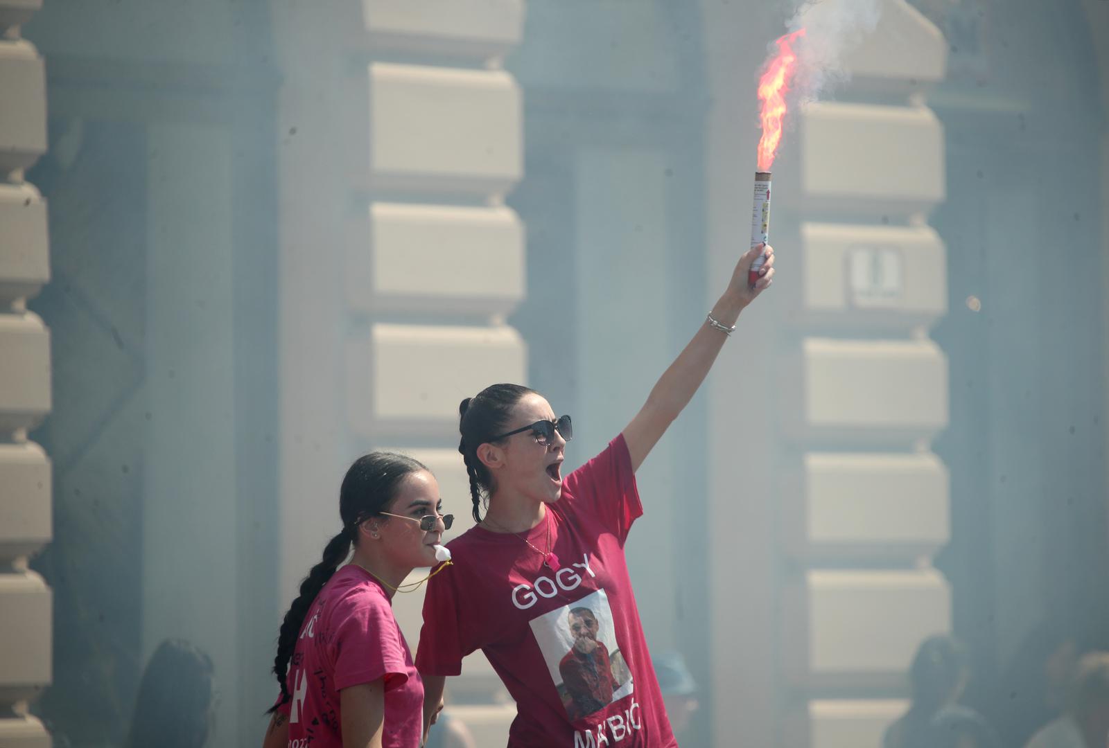 25.05.2022., Zagreb - Brojni maturanti u gradu obiljezavalju kraj svog srednjoskolskog obrazovanja pjesmom i nezaobilaznim kupanjem u fontanama. Photo: Sanjin Strukic/PIXSELL