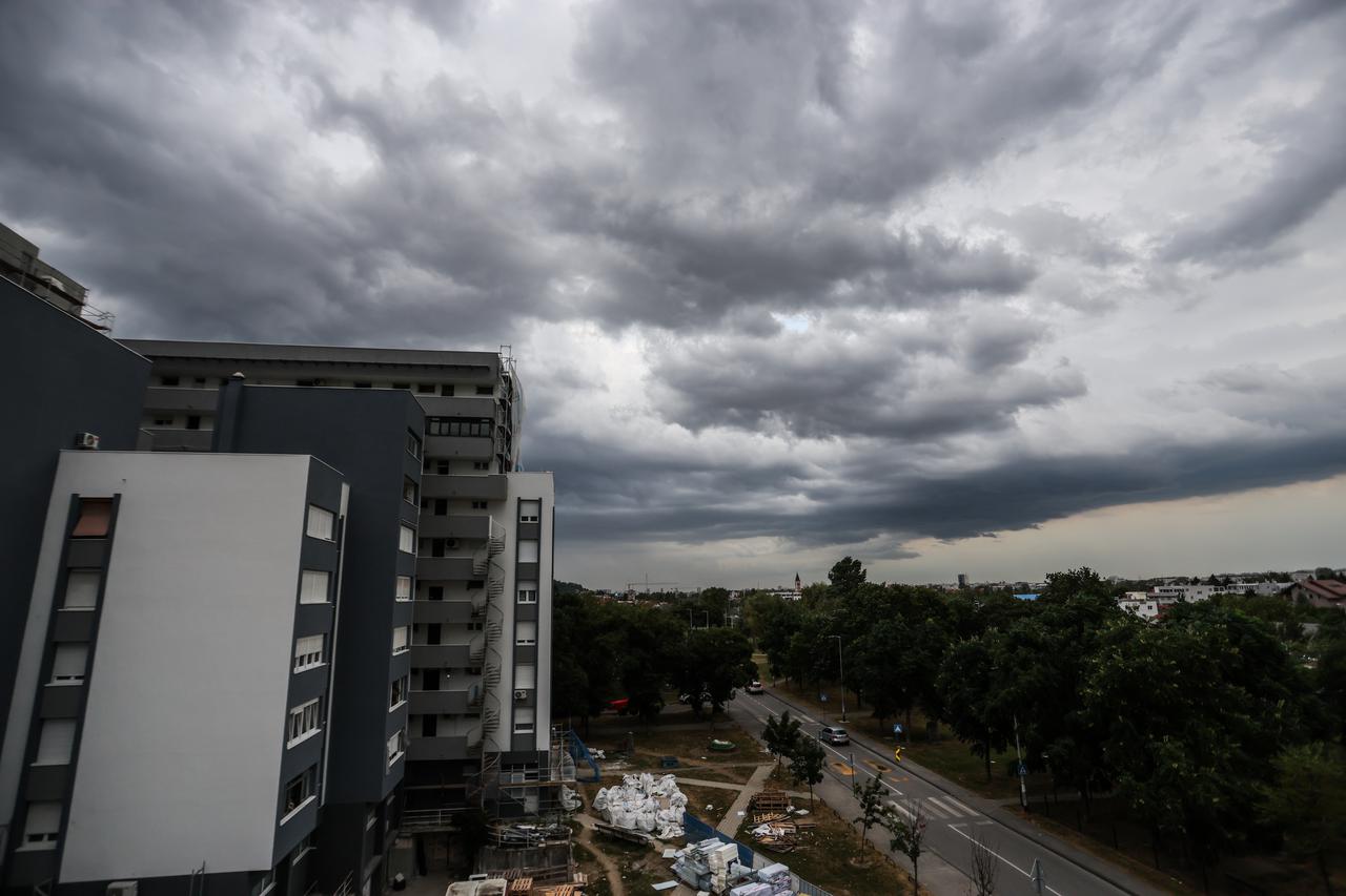 Tamni oblaci prekrili nebo iznad Zagreba
