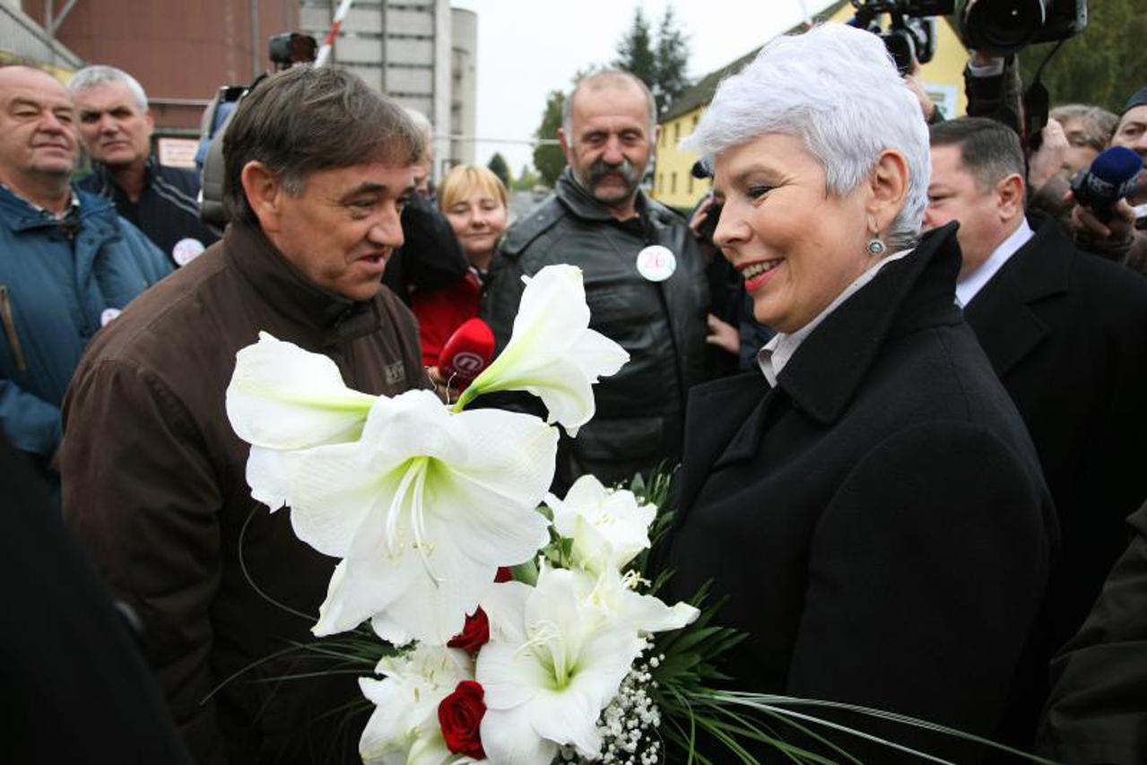 premijerka u vladinom logoru radnika Đakovštine (1)