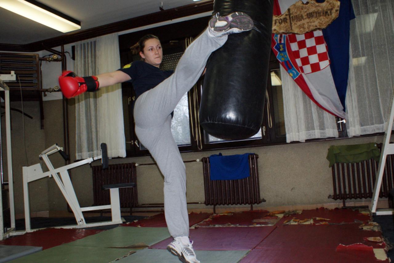 'nedjeljni, terezino polje, 17.11.2010. interventna policajka gordana zuti redovno trenira, zadovoljila je stroge kriterije prijema u interventnu jedinicu i danas kaze da se u tome pronasla snimila: m