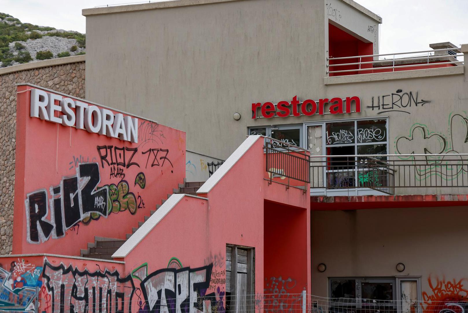 Uslijedila je mučna i desetljećima duga pravna bitka između Nekića, HAC-a i banke oko vlasništva nad objektom izgrađenim na državnom zemljištu. Zbog neriješenih imovinskopravnih odnosa, Velebitska kraljica ostala je zarobljena u vremenu, prepuštena zubu vremena, buri i vandalima.