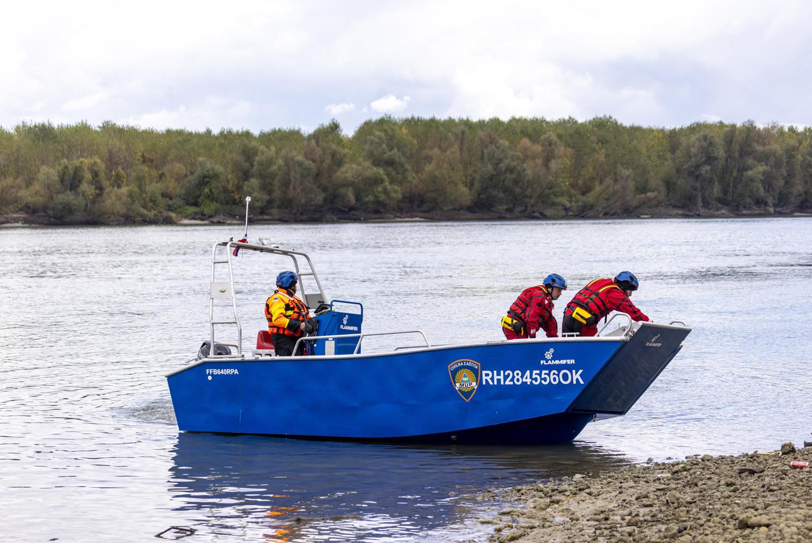 06.10.2025., Sotin - Na Dunavu kod Sotina prevrnuo se camac sa vise putnika, deset ljudi je spaseno dok je jedan smrtno stradao,a za jednim se jos traga. Sluzbe civilne zastite u suradnji s policijom pretrazuju obalu Dunava Photo: Davor Javorovic/PIXSELL