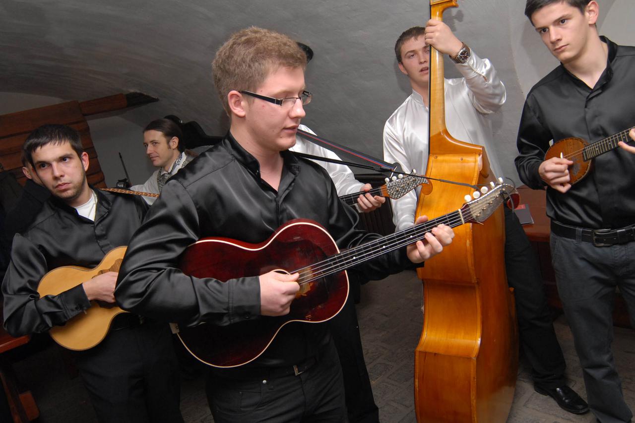 23.01.2013., Slavonski Brod - U obnovljenom i novouredjenom prostoru kazamata zapadne kurtine Tvrdjave otvoren je jedinstven u svijetu Muzej tambure. Poznati glazbeni pedagog Mihael Feric i majstor izrade tamburaskih glazbala Mladen Jurkovic idejni su zac