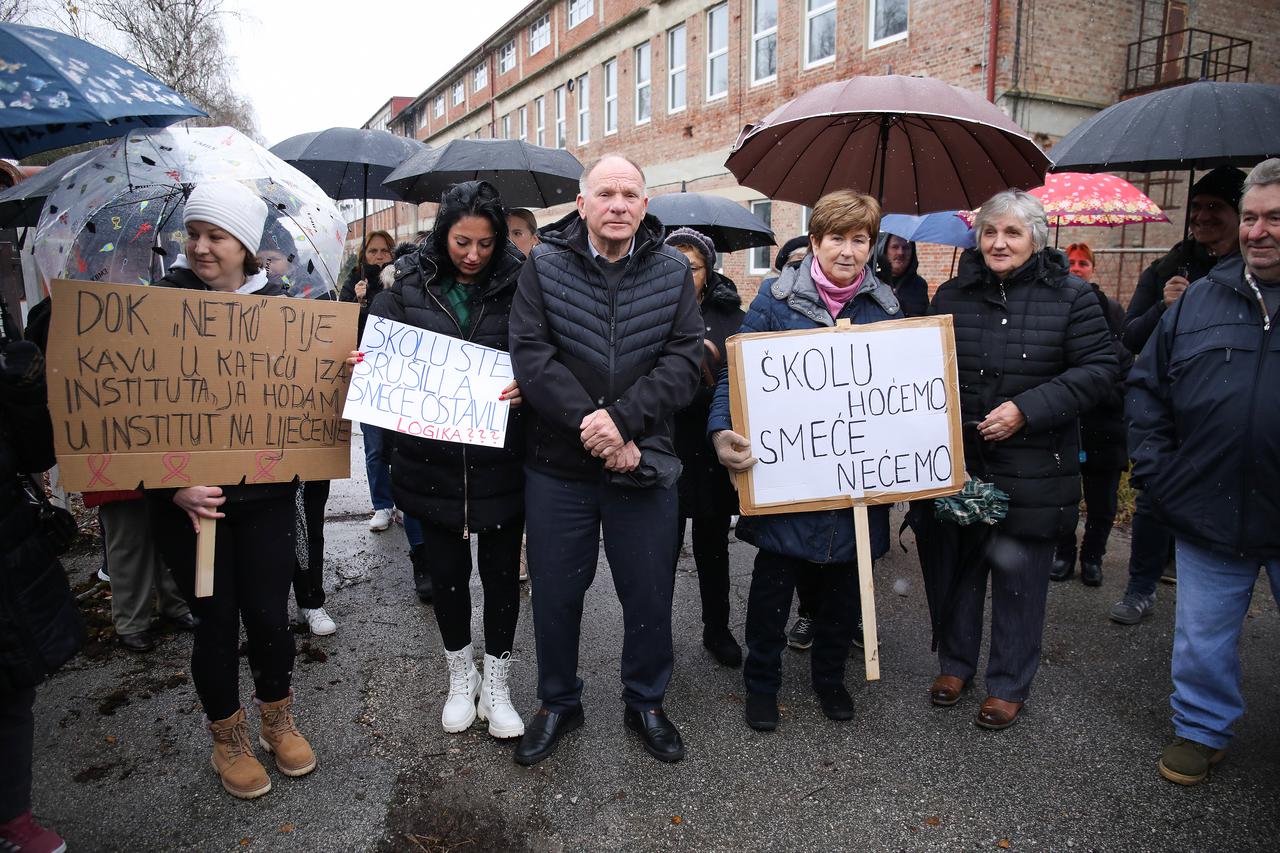Poznanovac: Ispred tvornice INKOP održan mirni prosvjed zbog sporosti institucija u sanaciji opasnog i ostalog otpada