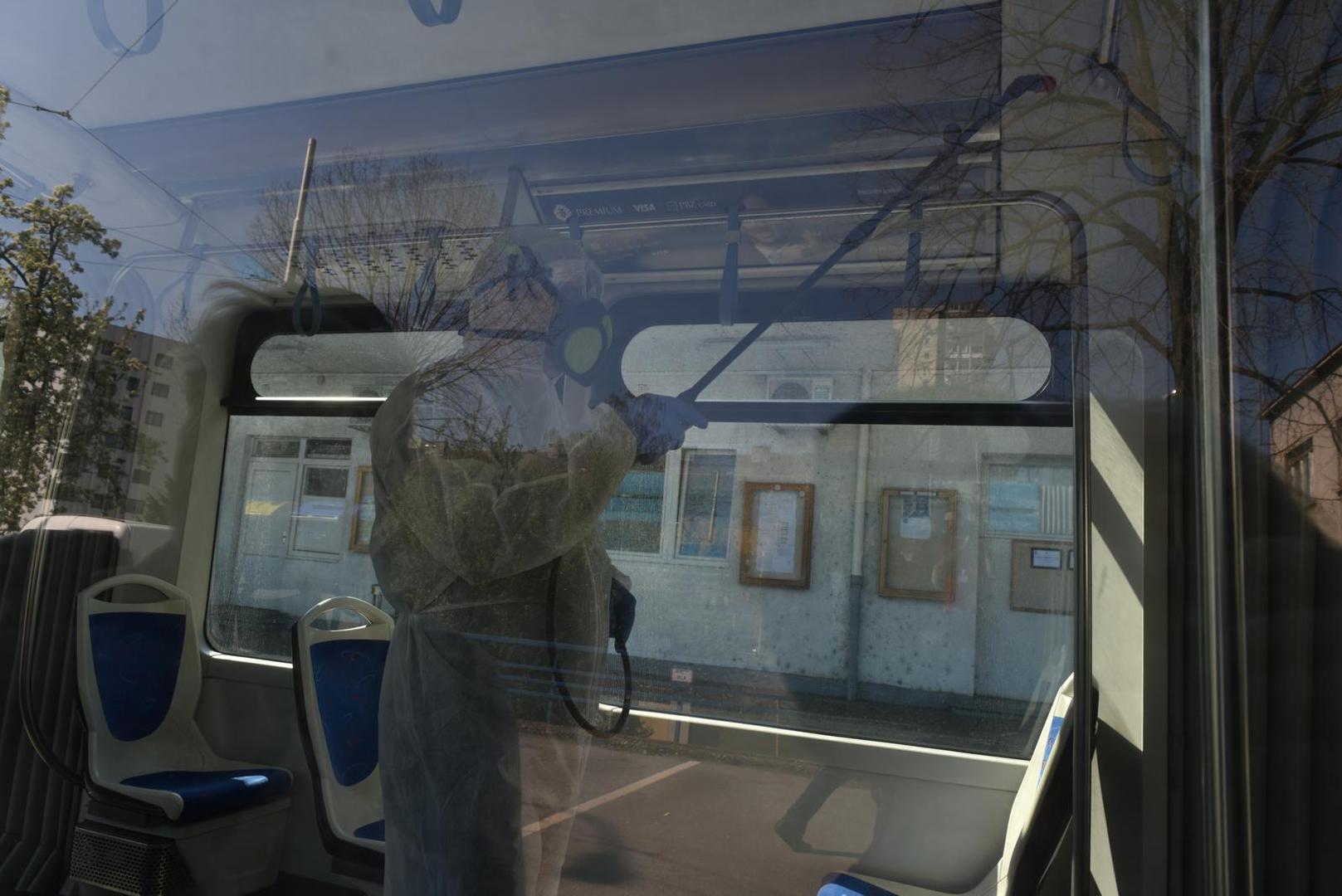 Rad kulturnih i ugostiteljskih objekata također je obustavljen, uključujući kafiće, restorane, kina, kazališta, sportske dvorane i druge javne prostore.

