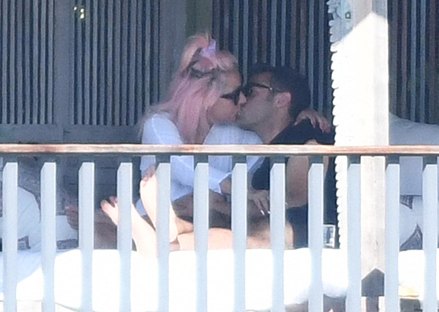 Snimljena je tijekom odmora u Miamiju dok se na terasi apartmana ljubila s muškarcem za kojeg Page Six tvrdi da je Michael Polanski.