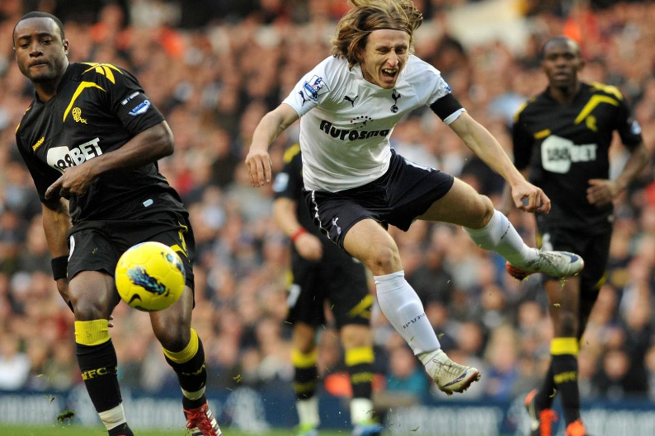 'Tottenham Hotspur\'s Croatian midfielder Luka Modric (R) vies with Bolton Wanderers\' English midfielder Nigel Reo-Coker (L) during the English Premiership match between Tottenham Hotspur and Bolton 