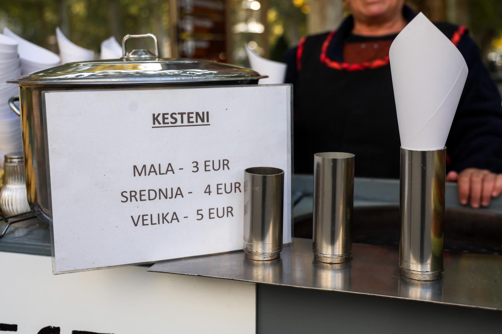 Dakle, ako se u centru metropole poželite počastiti pečenim kestenjem, to će vas, ovisno o mjerici, stajati od tri do osam eura. Prodavači kažu da najbolje prolaze srednje mjerice, u kojima se nađe između 12 i 17 plodova.