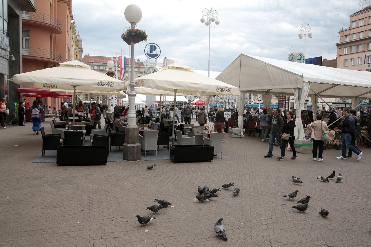 Wok burger je postavio stolove imedju Splavnice i Radiceve