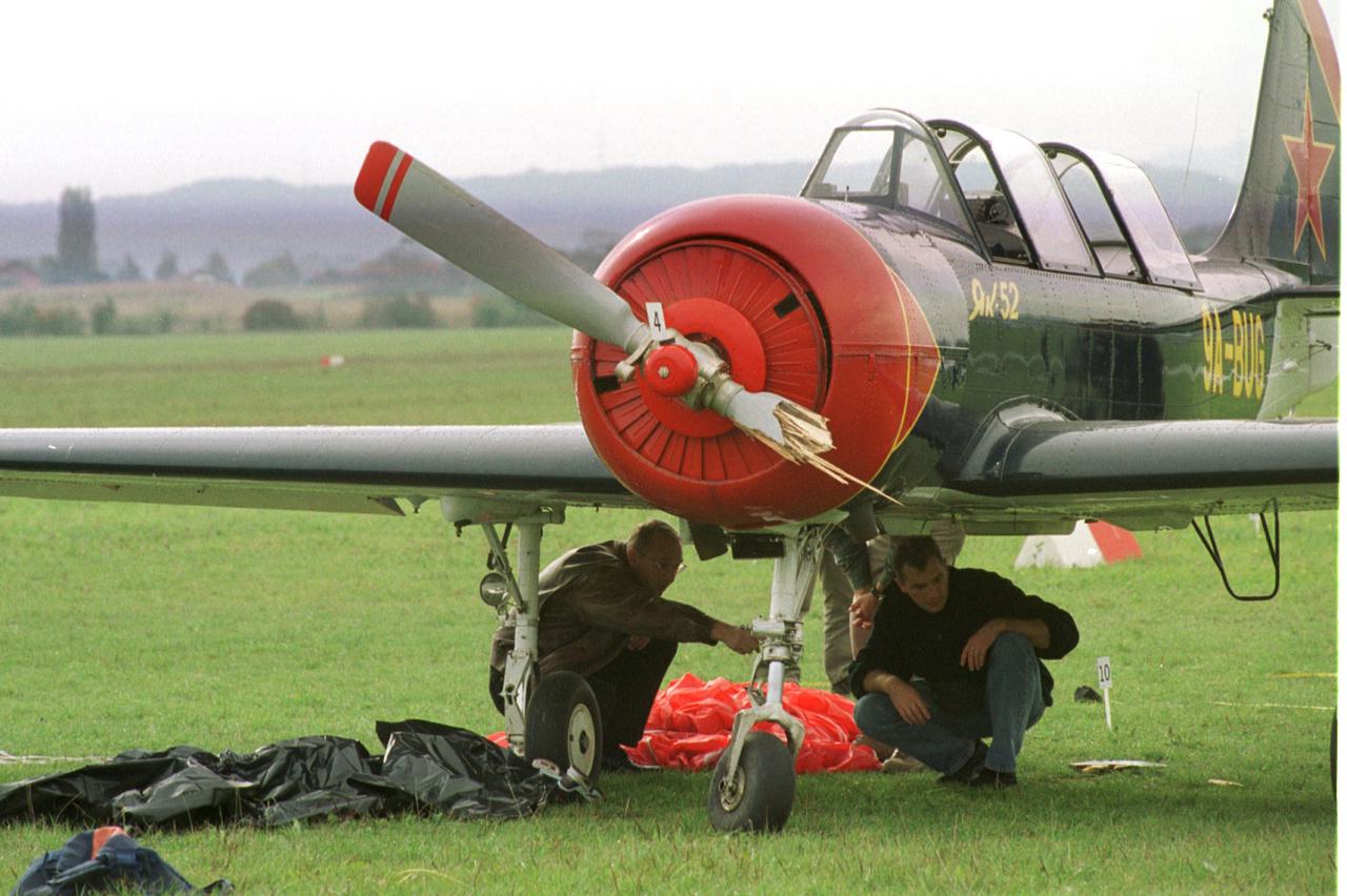 03.10.2002., Lucko - Deana Skender (22) iz Vrsara je prije osam godina prvi put skocila padobranom na zagrebackom aerodromu Lucko. Sletjela je na upaljenu elisu zrakoplova i poginula. (Arhivska fotografija).  Photo: Davor Visnjic/PIXSELL