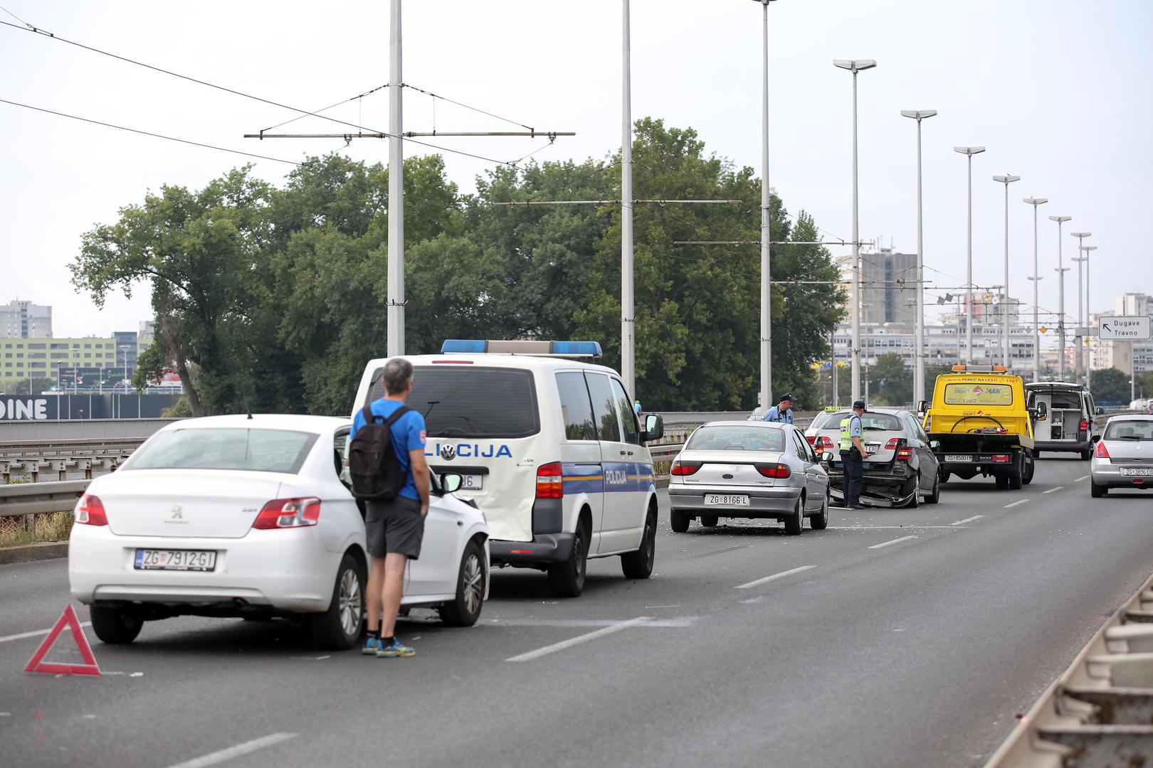 Četiri vozila sudjelovala su u lančanom sudaru koji se dogodio na Mostu mladosti u Zagrebu.