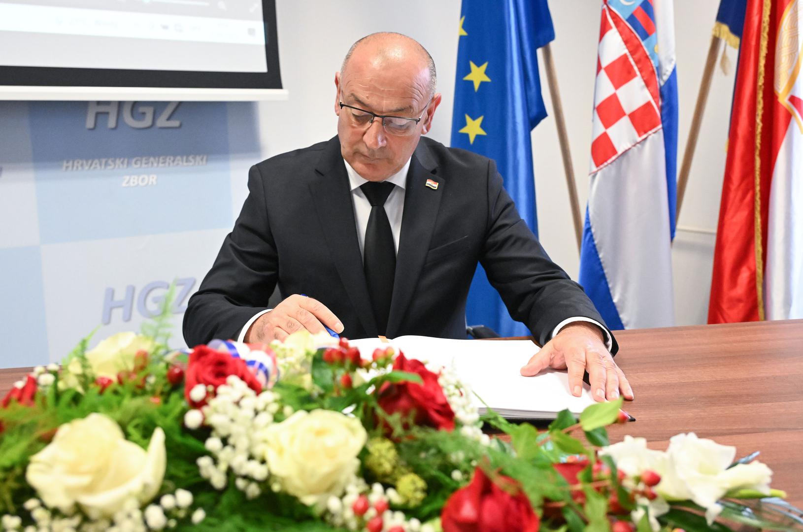 "General Ante Roso jedan je od temelja Hrvatske vojske i u temeljima samostalne i suverene Republike Hrvatske dao je nemjerljiv doprinos. Kao dragovoljac došao je iz Legije stranaca u Hrvatsku, a pri ustrojavanju Hrvatske vojske svojim iskustvom i svojim sposobnostima pridonio je razvoju prvih profesionalnih postrojbi, specijalne postrojbe Bojne 'Zrinski'", istaknuo je potpredsjednik Vlade i ministar hrvatskih branitelja Tomo Medved.