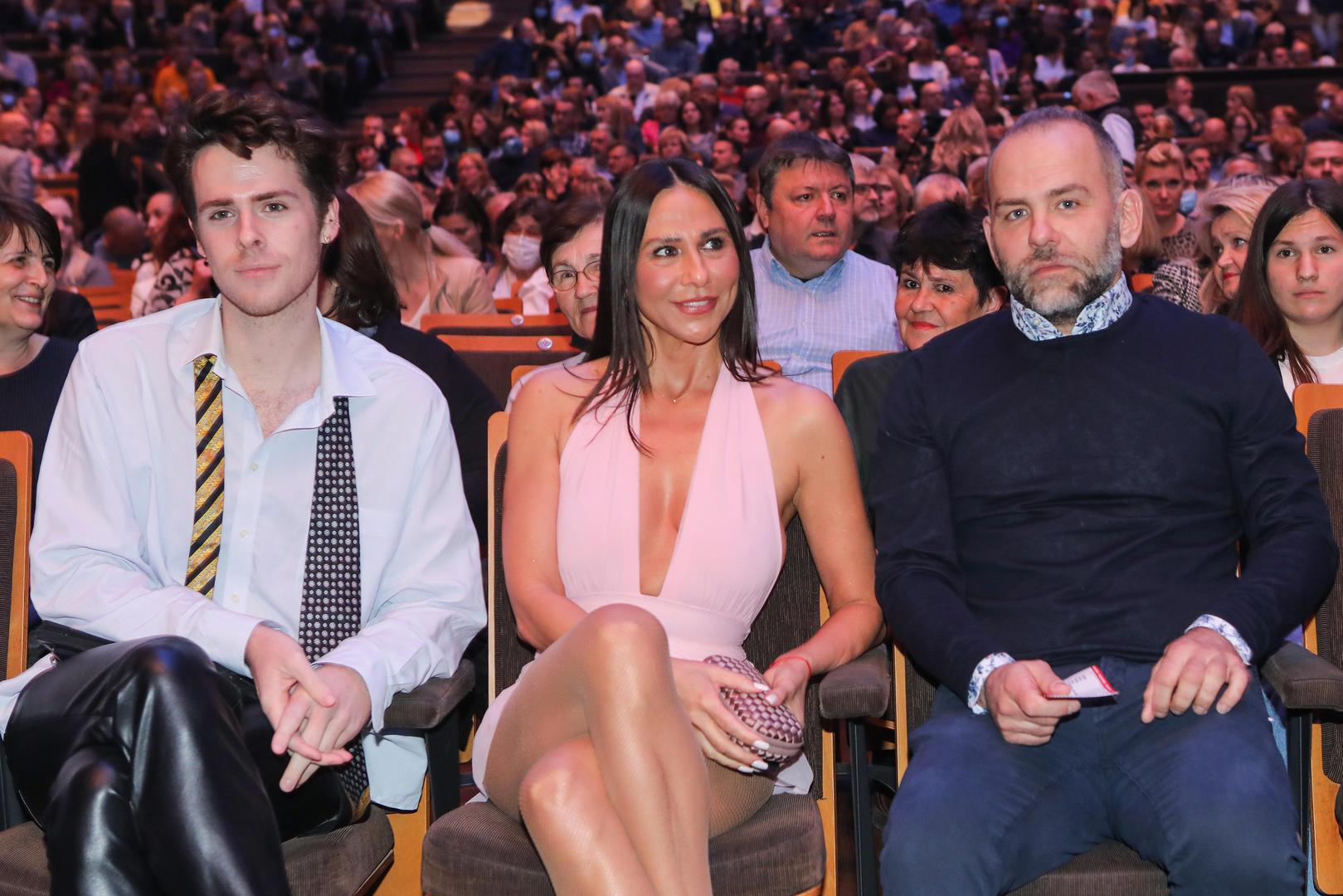 Iz prvog reda koncert je pratila i Borna Kotromanić i pažnju privukla novom jedinstvenom odjevnom kombinacijom. 