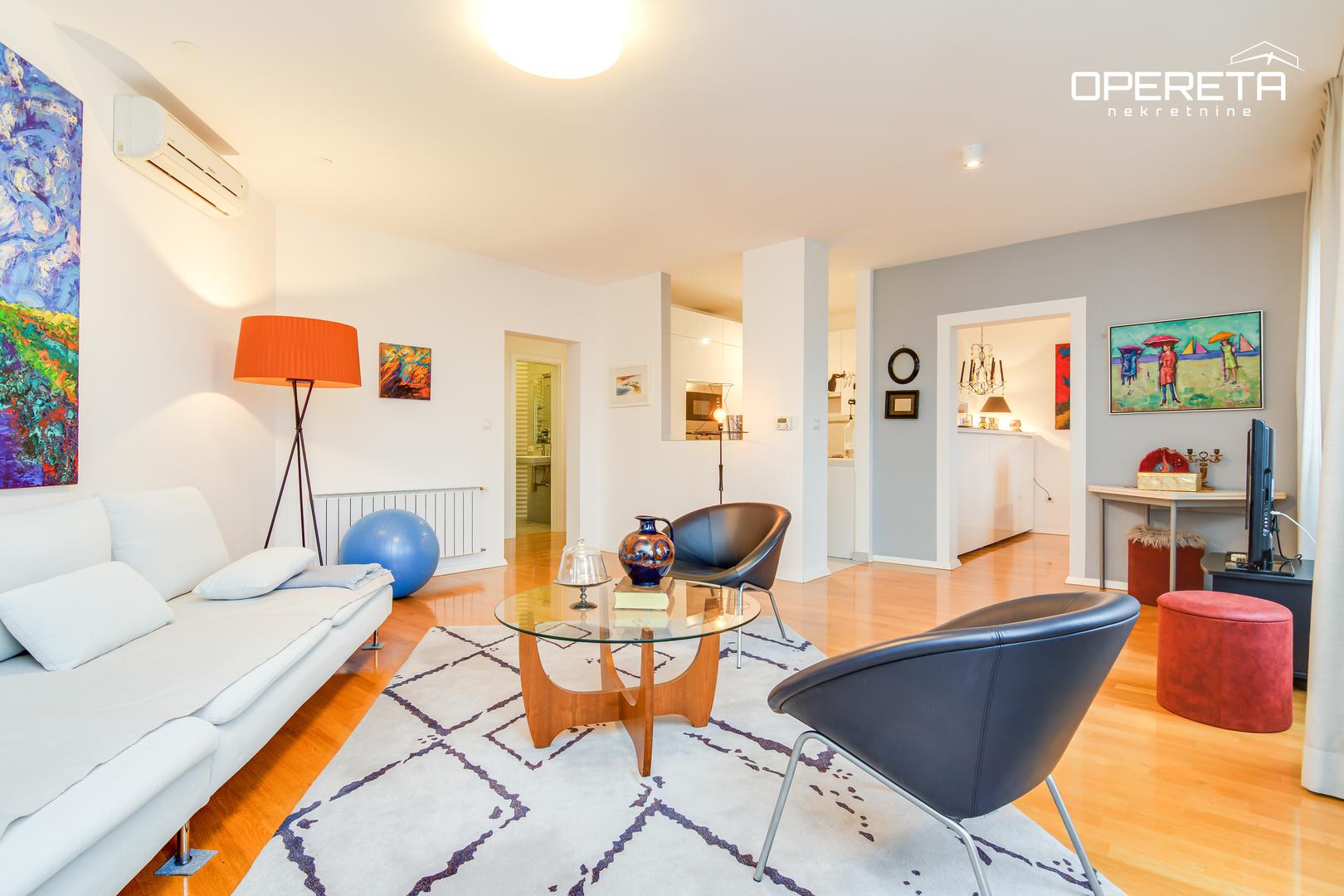 Stan se nalazi u zgradi s liftom, a cijena iznosi 700.000 eura.