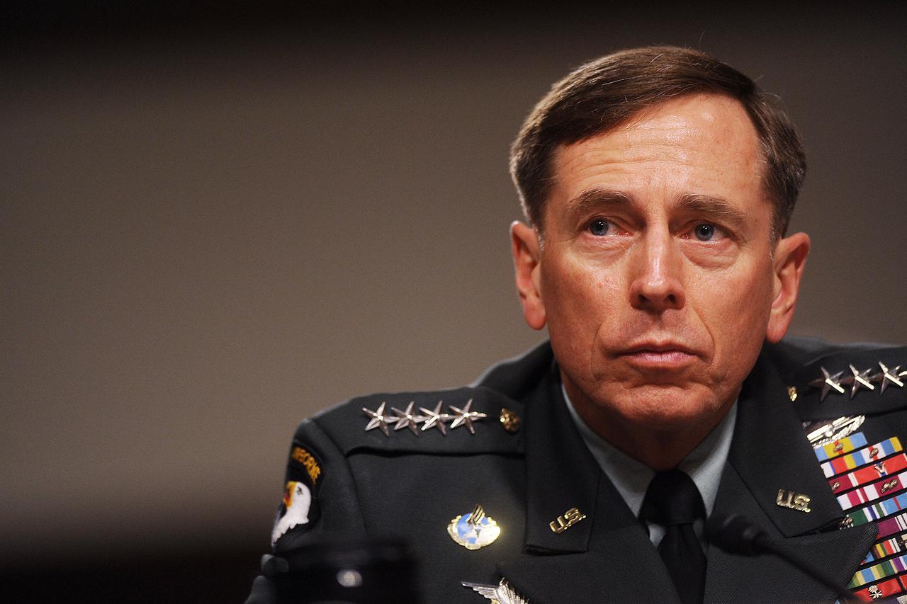 Šef CIA-e prevario suprugu i zbog toga iznenada podnio ostavku