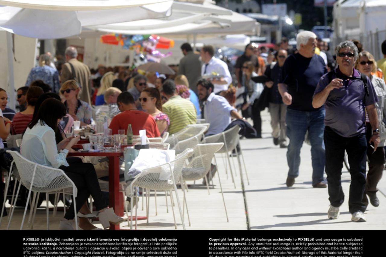 '18.04.2013., Split - Suncan dan izmamio gradjane u setnju rivom i ispijanje kave na terasama kafica. Photo: Tino Juric/PIXSELL'