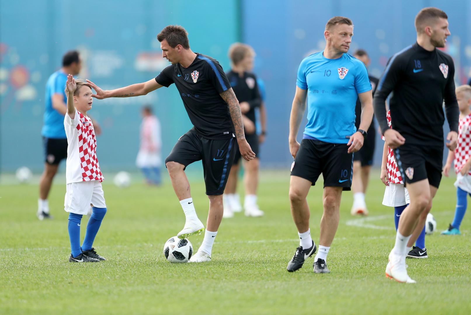 Hrvatska nogometna reprezentacija nakon što se smjestila u svoj kamp u Iličevu u Zelenogorsku i kraćeg odmora krenula je s popodnevnim aktivnostima