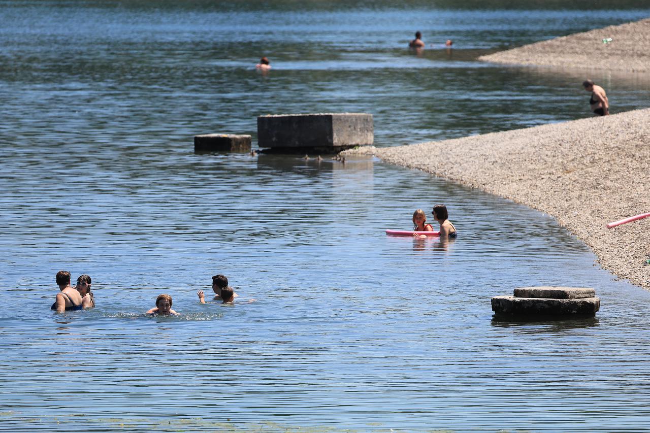 Zagreb: Građani osvježenje potražili na Jarunskom jezeru