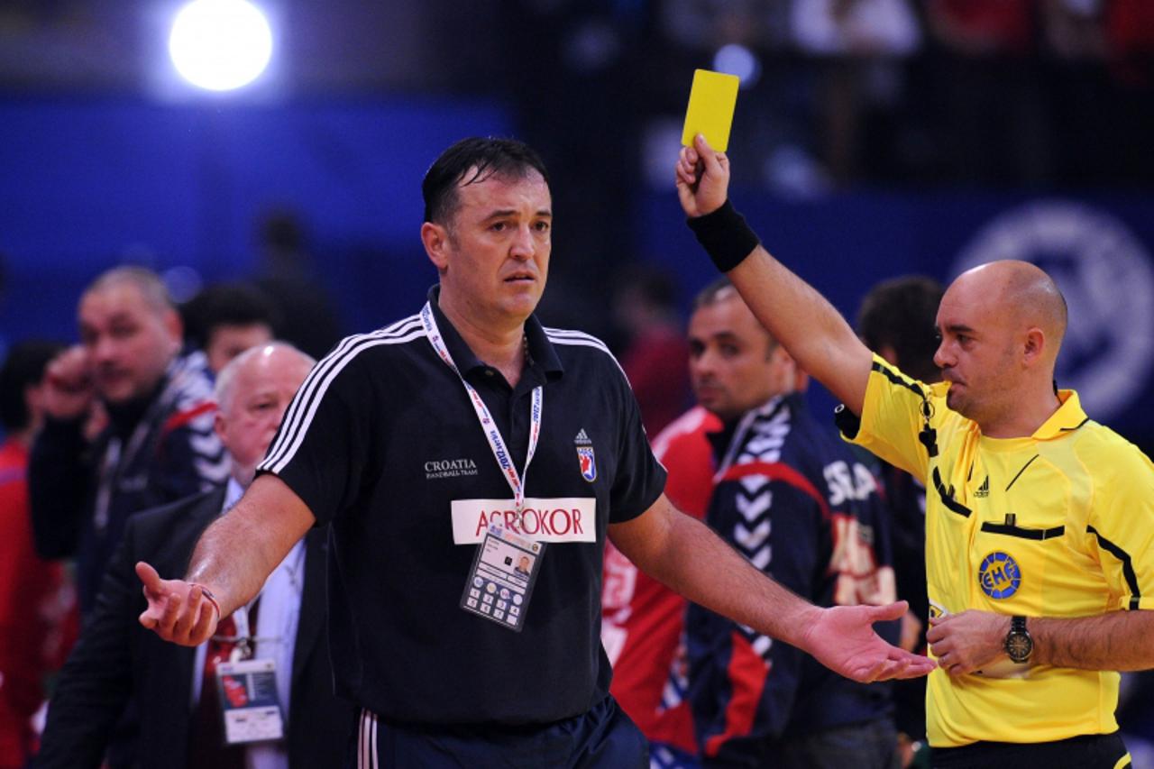 'Croatia\'s head coach Slavko Goluza (L) gestures as the referee shows a yellow card during the men\'s EHF Euro 2012 Handball Championship semifinal match Serbia vs Croatia on January 27, 2012 at the 