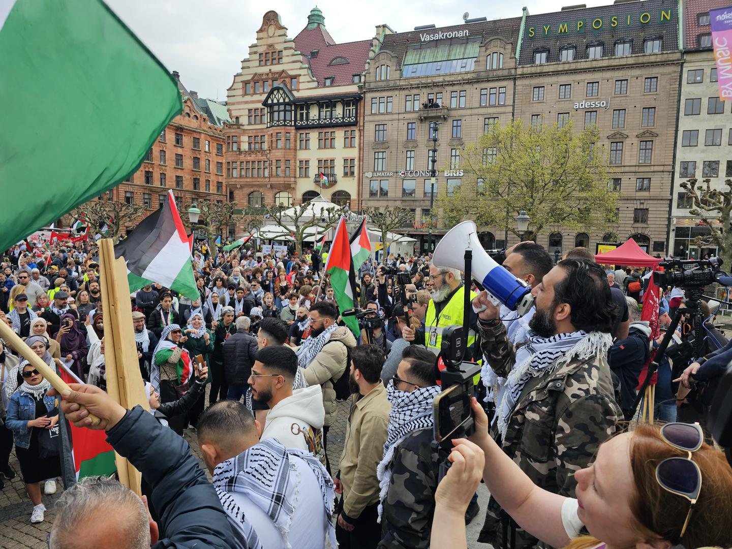 Okupilo se nekoliko tisuća prosvjednika i broj je rastao iz minute u minutu, što se može vidjeti i po fotografijama.

