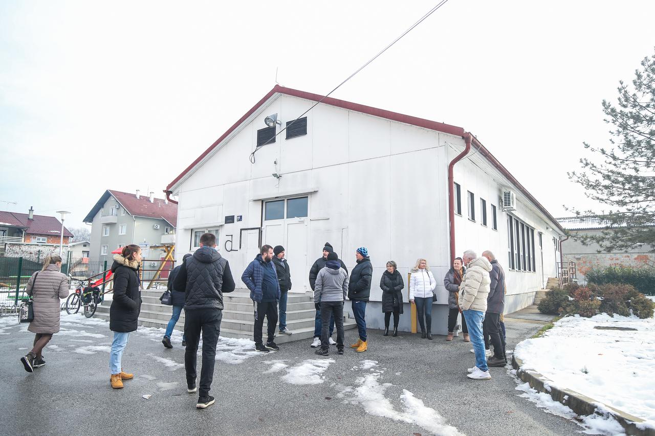 Ispred mjesnog doma u  Sesvetskoj Sopnici održan mirni prosvjed stanovnika zbog najavljene prenamjene Mjesnog doma u vrtić