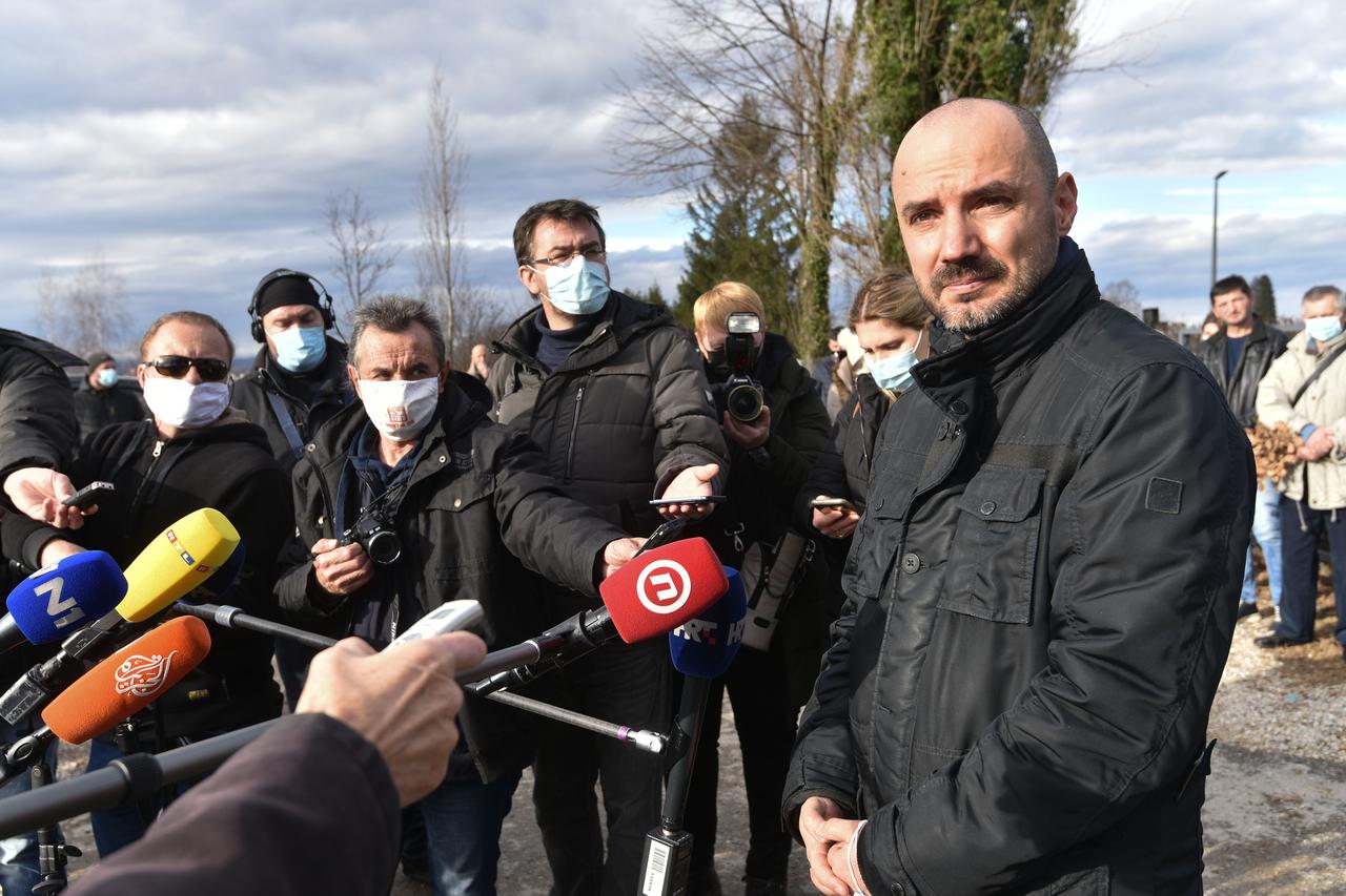 Petrinja: Kod potresom oštećene crkve sv. Nikole na pravoslavnom groblju obilježen Badnji dan